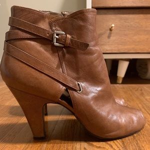 Size 10 Nine West ankle boots with heel